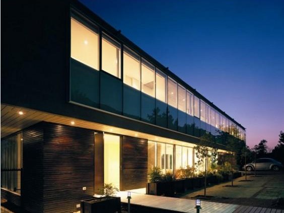 Vivienda de arquitectura contemporánea, vista nocturna